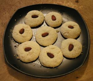 <img300*0:stuff/ALMOND%20COOKIEES%21%202.jpg>