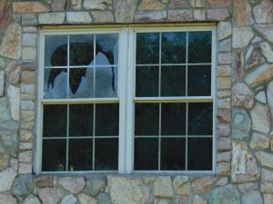 <img300*0:stuff/A_broken_window.jpg>