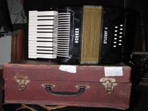 <imgl300*225:stuff/Accordion_Case.jpg>