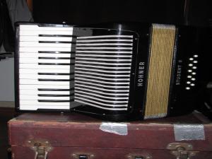 <imgl300*225:stuff/Accordion_Keys.jpg>