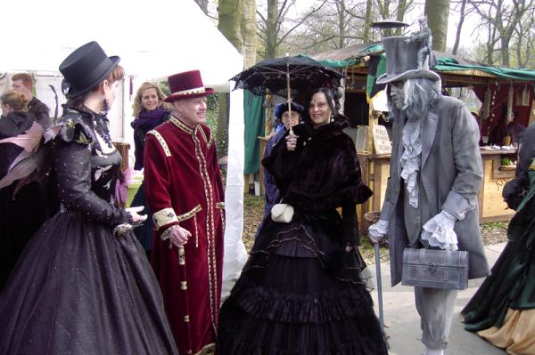 <img600*0:stuff/All-Kinds-of-costumes.jpg>