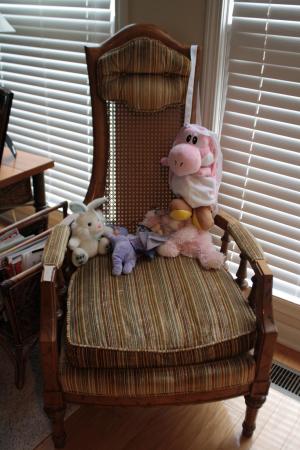 <img300*0:stuff/Antique_Vintage_Chair.jpg>