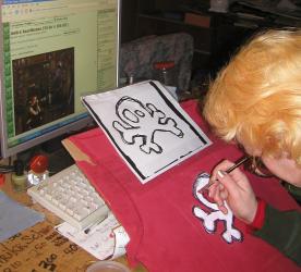 <img0*250:stuff/Aodh%27s%20skull%20shirt%20me%20paint.jpg>