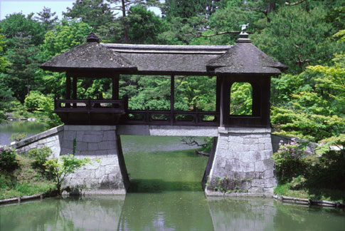 <img:stuff/Asako-shuBridge.jpg>