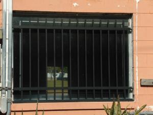 <img300*0:stuff/Bars_on_a_window_at_abandon_business..jpg>