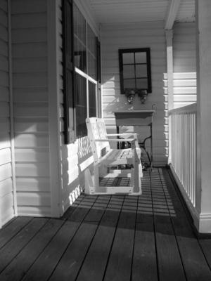 <img300*0:stuff/Black_and_White_Bench.jpg>