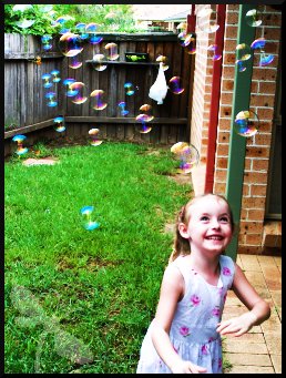 <img:stuff/Elys_courtneybubbles.jpg>