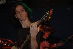 <img300*0:stuff/Focused_bass_player.jpg>