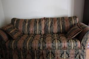 <img300*0:stuff/Formal_Living_Room_Loveseat.jpg>