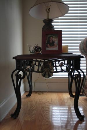 <img300*0:stuff/Formal_Living_Room_Side_Tabel.jpg>