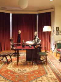 <img200*0:stuff/FreudsDesk_London_FreudMuseum.jpg>