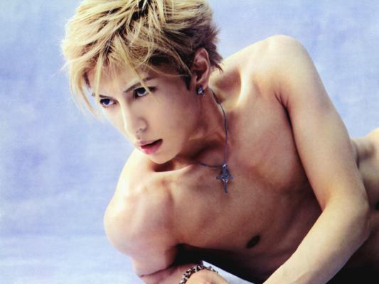 <img0*400:http://elftown.heddate.com/stuff/Gackt%20moonchild%20reclined.jpg>
