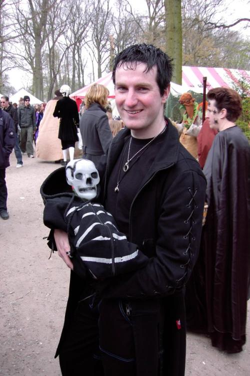 <img500*0:stuff/Goth%2bDead-son.jpg>