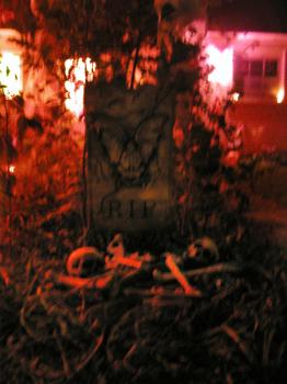 <img0*350:stuff/HS9%20grave.jpg>