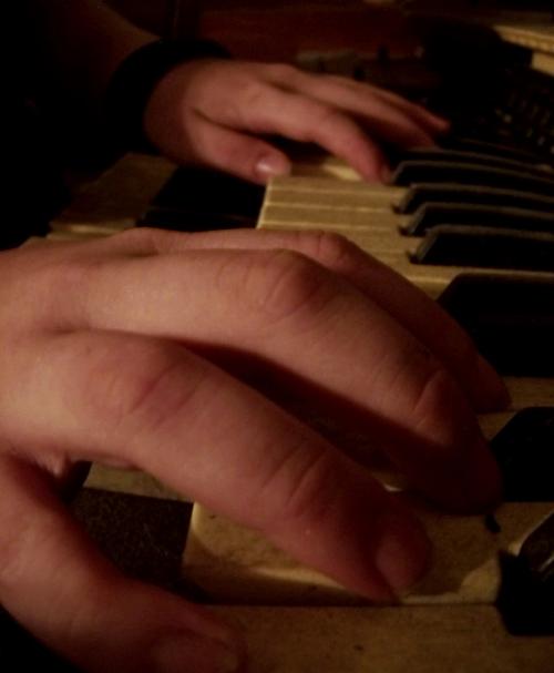 <img500*607:stuff/Hands_doing_their_thing..jpg>