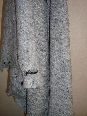 <img300*0:stuff/Hanging_old_blanket_with_hole.jpg>