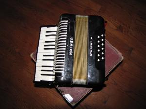 <img300*0:stuff/Hohner_Student_II_Accordian.jpg>