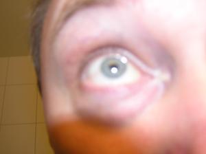 <img300*0:stuff/Illuminated_eye_looking_up._.jpg>