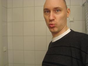 <img300*0:stuff/Kissing_male_face.jpg>
