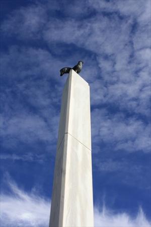 <img300*0:stuff/Left_Side_View_of_Rooster_Statue.jpg>
