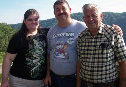 <img500*344:stuff/Me%2c_my_dad%2c_and_grandpa.jpg>