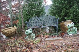 <img300*0:stuff/Momma_Frog%27s_Iron_Seat.jpg>