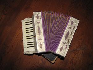 <img300*0:stuff/Open_Antique_Accordion.jpg>