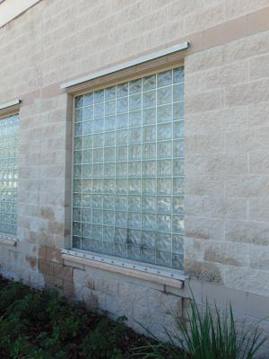 <img300*0:stuff/Police_station_window..jpg>
