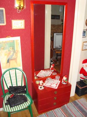 <imgr300*0:stuff/Red_mirror.jpg>