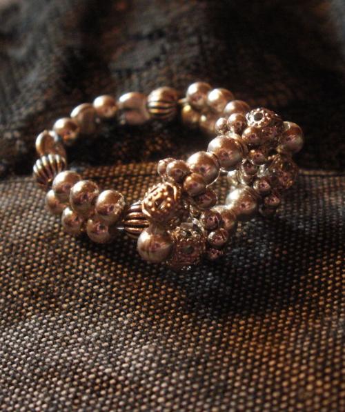 <img500*597:stuff/Ring_made_from_beads.jpg>