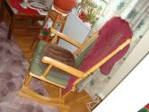 <img0*125:http://elftown.heddate.com/stuff/Rocking_chair_with_feet._.jpg>