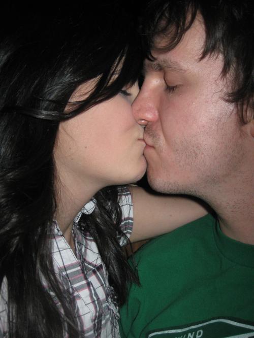 <img500*666:stuff/Sam_and_I_kissing_at_Peddler%27s%21_%e2%99%a5.jpg>