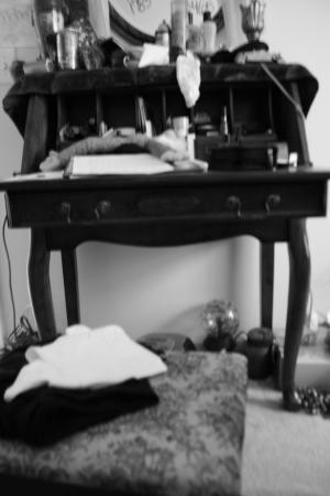 <img300*0:stuff/Sister%27s_Desk_in_Black_and_White.jpg>