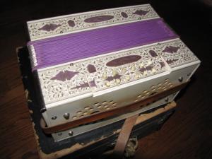 <img300*0:stuff/Speaker_Antique_Accordian.jpg>