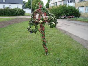 <img300*0:stuff/Swedish_Midsummer_pole.jpg>