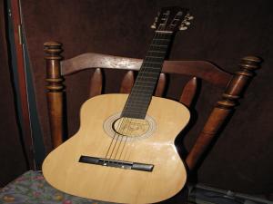<imgl300*225:stuff/Upright_Acoustic_Guitar.jpg>