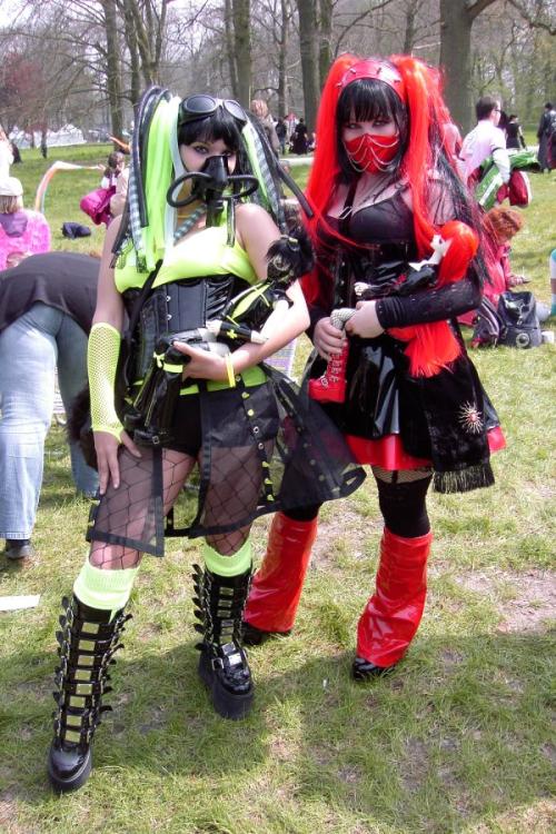 <img500*0:stuff/With%20-Goth-Dolls.jpg>