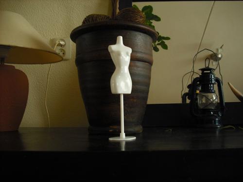 <img500*0:stuff/aj/46887/NehirwensTinyMannequin.jpg>
