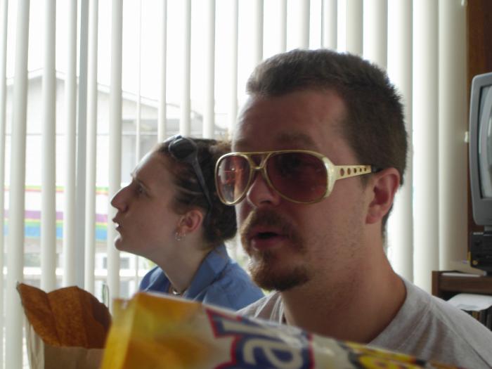 <img700*0:http://elftown.heddate.com/stuff/elvisglasses.jpg>