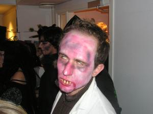 <img300*0:stuff/halloween_zombie.jpg>