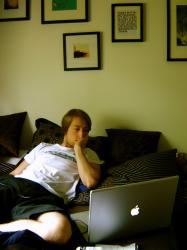 <img0*250:stuff/kai_boyonbed.jpg>