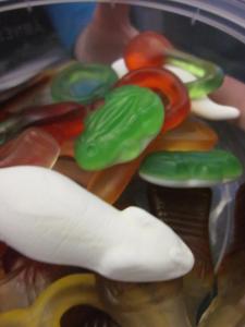 <img0*300:stuff/lollies%2c_frogs.jpg>