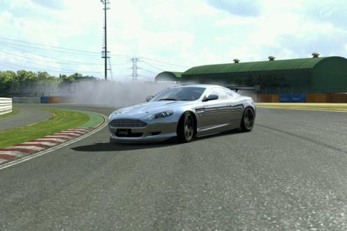 <img500*333:stuff/me_drifting_on_grand_turismo_5_in_DB9.jpg>
