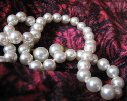 <img250*0:stuff/pearlsonred.png>