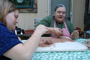 <img300*0:stuff/pounding_the_clay.jpg>