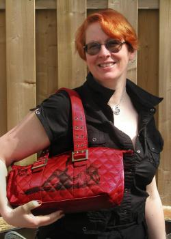 <img0*350:stuff/red%20purse%20EoWAodh%201.jpg>