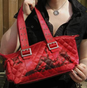 <img0*350:stuff/red%20purse%20EoWAodh%202.jpg>