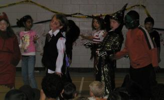 <img0*200:stuff/trillerplay%2013%20dance%202.jpg>