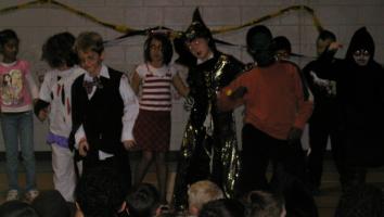 <img0*200:stuff/trillerplay%2014%20dance%203.jpg>