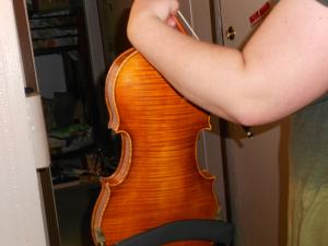 <img300*0:stuff/violaholdingback.jpg>